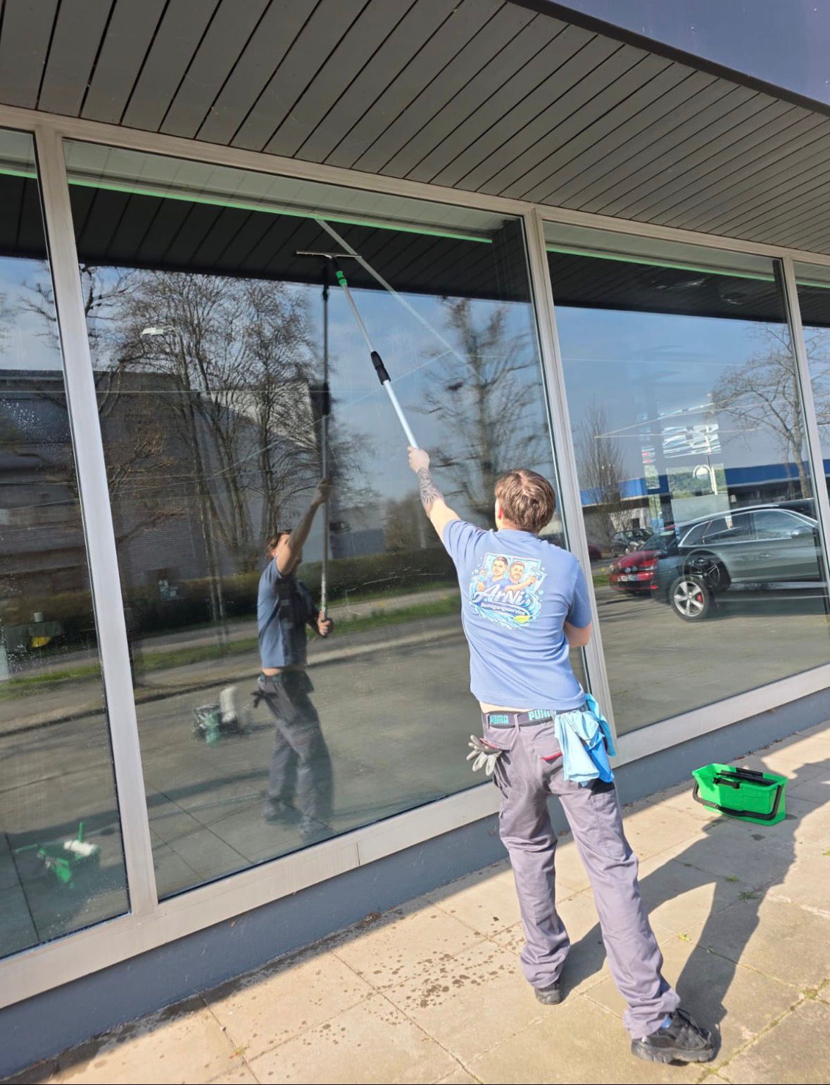 Artjom und Nikita bei der Fensterreinigung – ArNi Reinigungsservice